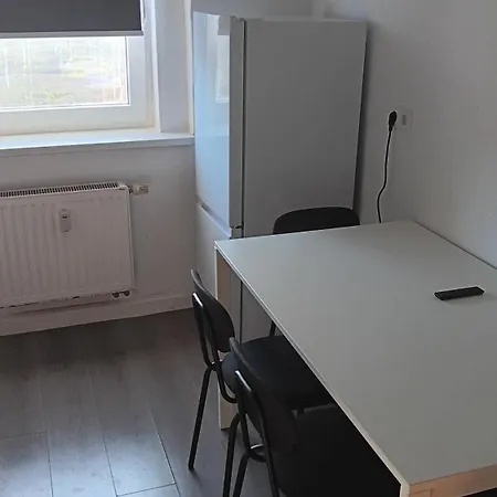 Apartment Crew Quartier Serviced 3 Schlafzimmer Mit Kueche, Bad Waschmaschine, Flat Tv, Wifi, Usw In Leuna *
