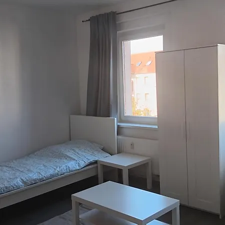 Apartment Crew Quartier Serviced 3 Schlafzimmer Mit Kueche, Bad Waschmaschine, Flat Tv, Wifi, Usw In Leuna *