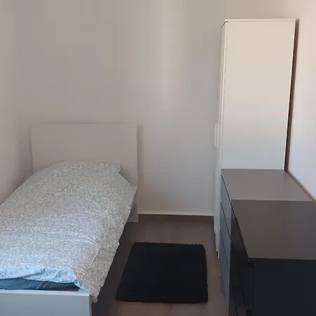 Apartment Crew Quartier Serviced 3 Schlafzimmer Mit Kueche, Bad Waschmaschine, Flat Tv, Wifi, Usw In Leuna Merseburg