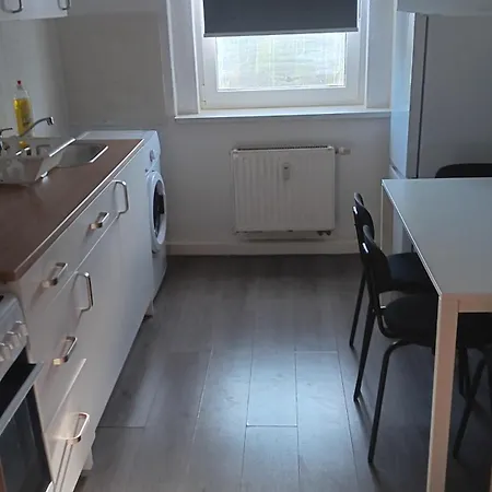Crew Quartier Serviced 3 Schlafzimmer Mit Kueche, Bad Waschmaschine, Flat Tv, Wifi, Usw In Leuna *