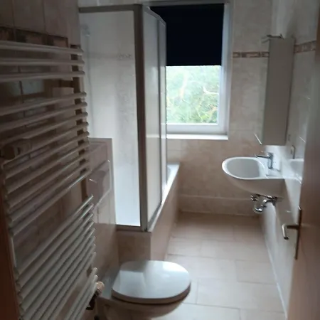 Crew Quartier Serviced 3 Schlafzimmer Mit Kueche, Bad Waschmaschine, Flat Tv, Wifi, Usw In Leuna Apartment *