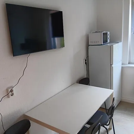Apartment Crew Quartier Serviced 3 Schlafzimmer Mit Kueche, Bad Waschmaschine, Flat Tv, Wifi, Usw In Leuna *