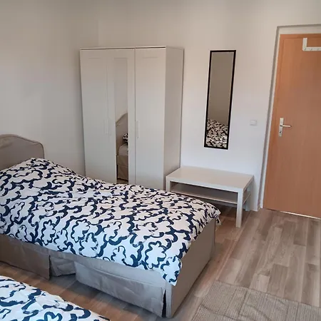 Crew Quartier Serviced 3 Schlafzimmer Mit Kueche, Bad Waschmaschine, Flat Tv, Wifi, Usw In Leuna Apartment *