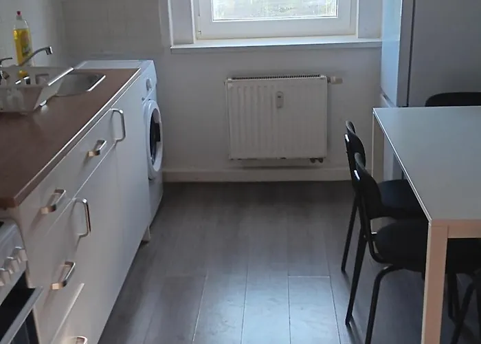 Crew Quartier Serviced 3 Schlafzimmer Mit Küche, Bad Waschmaschine, Flat Tv, Wifi, Usw In Leuna *