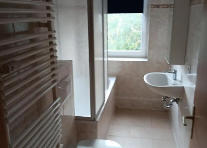 Crew Quartier Serviced 3 Schlafzimmer Mit Küche, Bad Waschmaschine, Flat Tv, Wifi, Usw In Leuna Apartamento *