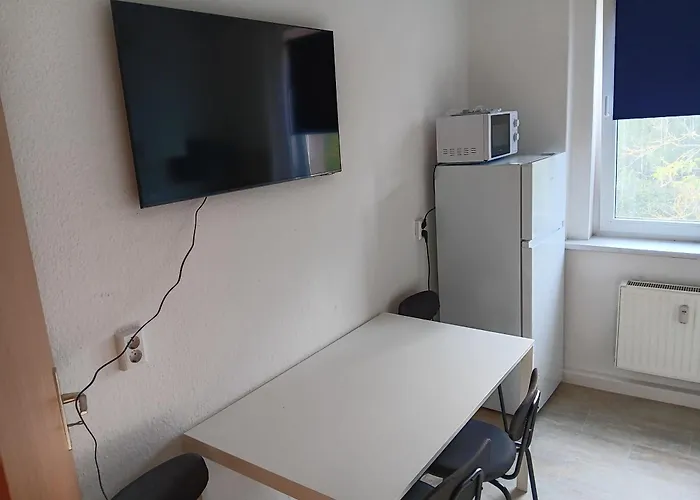 Apartamento Crew Quartier Serviced 3 Schlafzimmer Mit Küche, Bad Waschmaschine, Flat Tv, Wifi, Usw In Leuna *